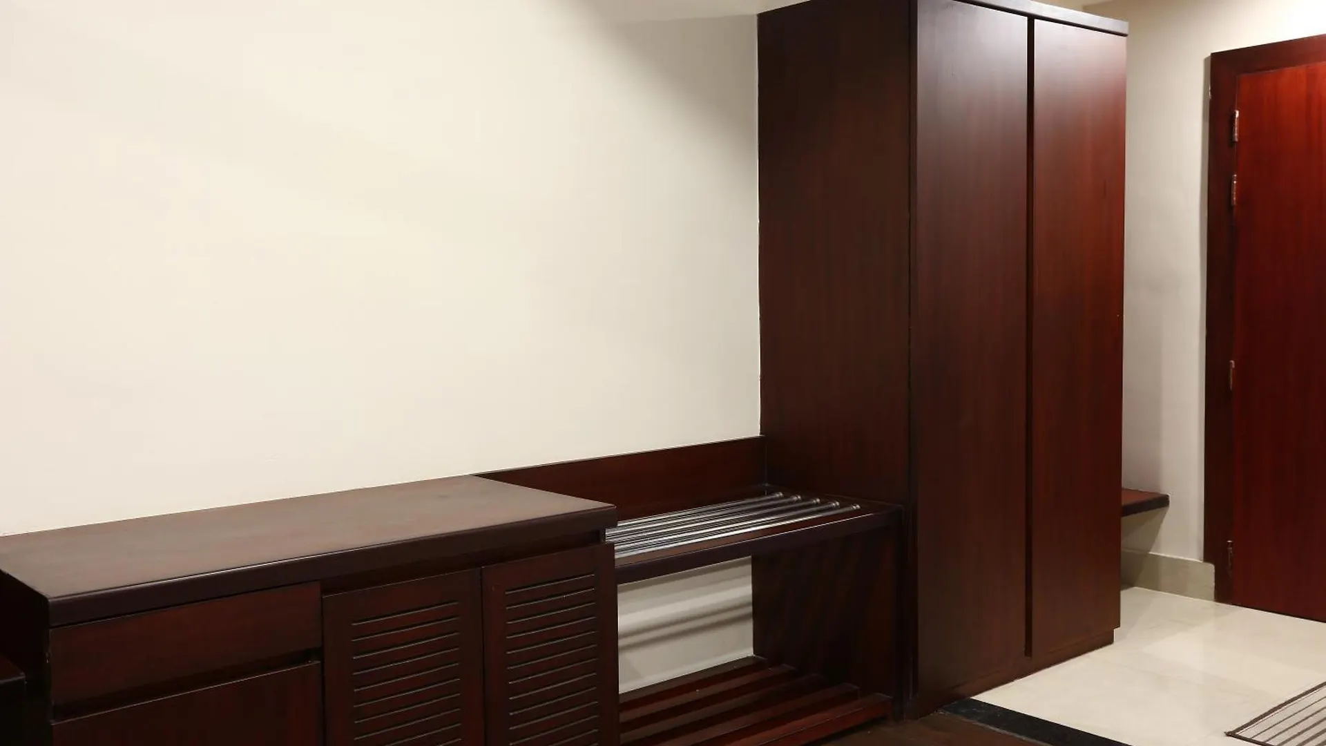Hotel Silky Igi Airport Delhi New Delhi 4*,